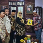 Ramdhanu Dwiyantoro saat menyerahkan berkas pendaftaran bacabup kepada Ketua DPPD Golkar Kabupaten Pasuruan Rias Yudikari.