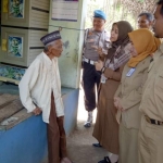 Mbah Sarmin, kakek 99 tahun yang tinggal di pemakaman umum mendapatkan penjelasan dari petugas dinsos setempat untuk dipindahkan ke tempat yang layak.