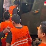Para narapidana saat akan menaiki kendaraan untuk dibawa ke Lapas Pemuda Madiun. Foto: Ist