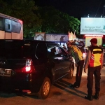 Petugas menghentikan tiap-tiap kendaraan yang melintas di pos perbatasan Desa Sukolilo, Kecamatan Bancar, Kabupaten Tuban.