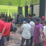 Suasana mediasi antara Petani dengan pihak PT Kwalita Prima di Kantor Kecamatan Bancar. (foto: suwandi/BANGSAONLINE)