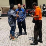 Camat Kartoharjo Tjatoer Wahyudianto usai menjalani pemeriksaan KPK di Gedung Bhara Mahkota milik Polres Madiun Kota.