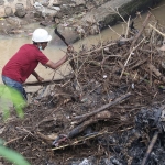 Petugas dari BPBD Kota Kediri saat membersihkan sampah di kaki jembatan. Foto: Ist