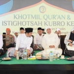 Gubernur Khofifah dan wakilnya, Emil Dardak, ketika menghadiri Khotmil Quran dan Istghosah Kubro ke-IX Mabin TPQ An-NahdIiyah Pesantren Langitan di Masjid Nasional Al-Akbar, Surabaya.