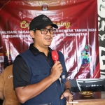 Komisioner KPU Pamekasan Divisi Teknis, A. Tajul Arifin, saat mennyampaikan paparan dalam sosialisasi tahapan pilkada 2024.