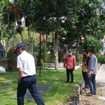 Wakil Wali Kota Batu Punjul Santoso bersama komisioner KPU Kota Batu saat melihat dari dekat kondisi kantor KPU yang rencananya akan segera direlokasi.