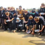 Menparekraf Sandiaga Uno bersama rombongan saat melepas 100 ekor tukik di Desa Wisata Serang di tepi Pantai Serang.