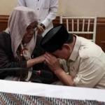 Prabowo Subianto mencium tangan kiai dalam acara pertemuan di Hotel Shangri-la Surabaya, Kamis (28/9/2023). Foto: detik.com