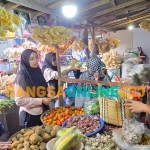 Anggota DPR RI, Dini Rahmania, saat blusukan ke Pasar Paiton memborong dagangan para pedagang. Foto: ANDI SIRAJUDIN/BANGSAONLINE