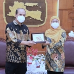 Gubernur Jawa Timur, Khofifah Indar Parawansa saat menerima kunjungan kerja Kepala BNPT Komjen. Pol. Dr. Drs. Boy Rafli Amar di Gedung Negara Grahadi Surabaya, Rabu (17/11).
