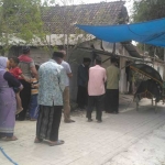 Keluarga, kerabat dan para tetangga saat takziah ke rumah duka.