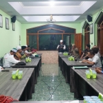 KH. zainul Muin (Ketua Rais Syuriah PCNU Situbondo) dan KH. Muhyiddin Khatib (Ketua Tanfidziyah  PCNU Situbondo) beserta beberapa pengurus tanfidziyah dan syuriah saat menerima kunjungan Pengurus Bamag Situbondo di kantor PCNU setempat, Sabtu (03/13/2022).