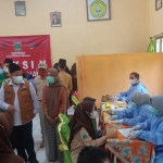 Wakil Bupati Pasuruan, Ali Imron, saat meninjau vaksinasi di Pondok Pesantren Syamsul Arifin