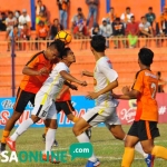 Pemain Persibo dan Persepon saat berebut bola.