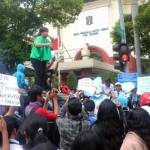 Aksi demo siswa Trisila di depan gedung DPRD Surabaya.