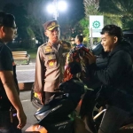 Kapolres Mojokerto Kota, AKBP Wiwit Adisatria, saat menegur pemotor yang melanggar aturan berlalu lintas.