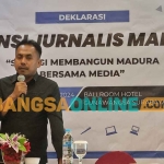 Khoirul Umam saat terpilih sebagai Ketua Aliansi Jurnalis Madura. Foto: AHMAD FAUZI/BANGSAONLINE