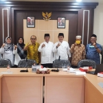 Rombongan DMI yang terdiri dari Ketua Arif Afandi, Sekretaris Agus Prastio, Bendahara M Jamil, Wakil Ketua Nur Hasan, serta sejumlah pengurus BKMT, saat silaturahmi ke DPRD Surabaya.