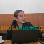 Kuasa hukum IF, Risang Bima Wijaya. Foto: AHMAD FAUZI/BANGSAONLINE