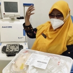 Petugas saat menunjukkan sekantong plasma darah. (foto: ist)