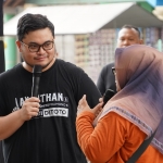 Calon Bupati Kediri nomor urut 2 Hanindhito Himawan Pramana saat berdialog dengan Ibu-ibu