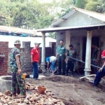 Kerjasama warga, anggota Koramil, Muspika Ngronggot sangat guyup dalam acara bedah rumah di Desa Kaloran.