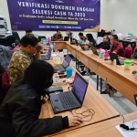 
Proses seleksi administrasi di kantor Kemenkumham Jawa Timur. (Foto: Humas Kemenkumham Jatim)