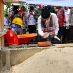 Bupati Sumenep meletakkan batu pertama pada pembangunan pasar di Kecamatan Kangayan. (foto: ist).
