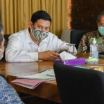 Wali Kota Kediri, Abdullah Abu Bakar (baju putih) didampingi Sekretaris Daerah Budwi Sunu dan Kepala BPPKAD Bagus Alit. (foto: ist).