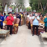 Para ketua parpol pengusung Niat bersama ribuan pendukung saat deklarasi, Rabu (2/9) kemarin. foto: SYUHUD/ BANGSAONLINE