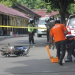 Petugas saat melakukan olah TKP pasca pelumpuhan dua pelaku teror di Mapolres Tuban. foto: SUWANDI/ BANGSAONLINE