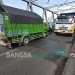 Kendaraan bermuatan berat yang melintas di jembatan Ploso. foto: RONY S/ BANGSAONLINE 