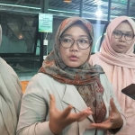 Koordinator Penyedia Bahan Baku Program MBG wilayah Tulungrejo Pare, Zulfa Ikfina, saat memberi keterangan kepada wartawan. Foto: MUJI HARJITA/ BANGSAONLINE