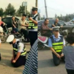 Dua polisi saat berlutut diabadikan oleh para netizen yang kemudian diunggah ke media sosial Weibo. foto: weibo/ liputan6.com  