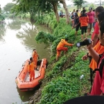 Proses pencarian korban dilakukan dengan menyusuri sungai Lingkar Timur Sidoarjo.