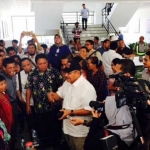 Ketua tim kunjungan Komisi VI Pabrik Rembang Azam Azman Natawijaya (baju putih) berdialog dengan warga ring I yang telah mendapatkan manfaat atas pembangunan pabrik Semen Indonesia di Rembang. foto: SYUHUD/ BANGSAONLINE 