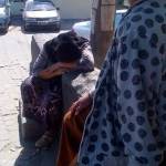 Saedah, istri korban menangis usai diperiksa sebagai saksi di Mapolres Semampir. (foto: rusmiyanto/BANGSAONLINE)