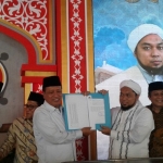 Menristekdikti saat menyerahkan SK Universitas Ibrahimy ke Pengasuh Ponpes Salafiyah Syafi