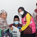 Bupati Lamongan, Yuhronur Efendi, saat mengunjungi salah satu pasien home care service, Rudi Tantomo.