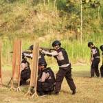 TEMBAK. Timsus wanteror Brimob Polda Jatim di Bojonegoro saat melakukan latihan menembak di hutan Desa Banjarsari, Kecamatan Trucuk. Foto: Eky Nurhadi/BANGSAONLINE