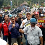 Aksi demo di depan Pendapa Wahyawibawagraha, Selasa (21/1/2020). 