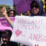 Aksi protes wartawan di Surabaya mengecam tindak kekerasan polisi terhadap wartawan LKBN Antara di Makassar. foto: istimewa.