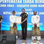 Penyerahan penghargaan lencana emas Pemkot Batu kepada Kajati Jatim