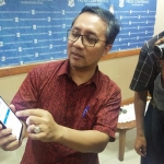 Kepala Dispendukcapil Kota Surabaya, Agus Imam Sonhaji saat menunjukkan aplikasi Surabaya e-ID kepada awak media. foto: YUDI A/ BANGSAONLINE