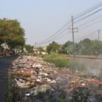 Tumpukan sampah di jalan Cangkringmalang.
