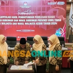 Ketua KPU Kota Kediri, Reza Cristian, saat menandatangani berita acara disaksikan komisioner lainnya. Foto: MUJI HARJITA/BANGSAONLINE