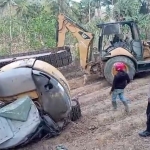 Proses evakuasi korban yang tertimpa ekskavator di Desa Sanah Tengah, Kecamatan Pasean, Pamekasan.