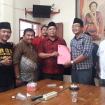 Ahmad Nadir (tiga dari kanan) menyerahkan formulir pendaftaran bacawabup kepada Ketua DPC PDIP Gresik Mujid Riduan. foto: SYUHUD/ BANGSAONLINE