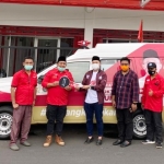 dr. H. Mufti A.N. Anam, anggota Komisi VI DPR RI menyerahkan mobil ambulans ke Ketua DPC PDIP Kabupaten Pasuruan, Sabtu (23/1/2021).