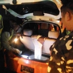 Kasat Intel Polres Malang Kota AKP Triyono S menyaksikan anggota sedang memeriksa bagasi salah satu mobil yang melintas di Jl. Ijen, Sabtu (01/09) pukul 23.30 wib. foto: IWAN/ BANGSAONLINE
